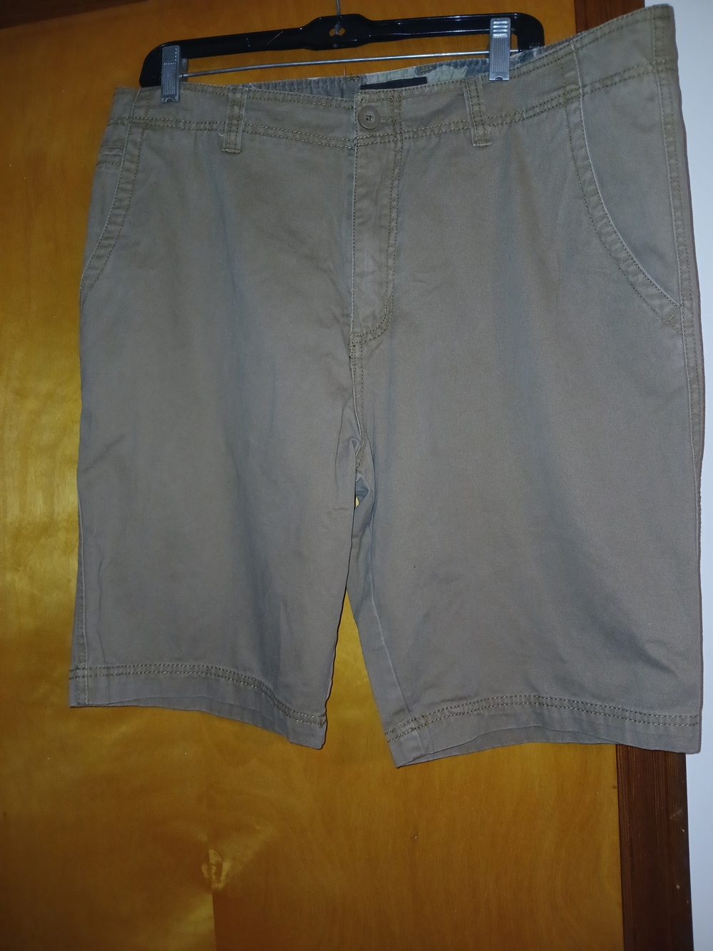 No Boundaries Men's Tan Flat-Front Shorts